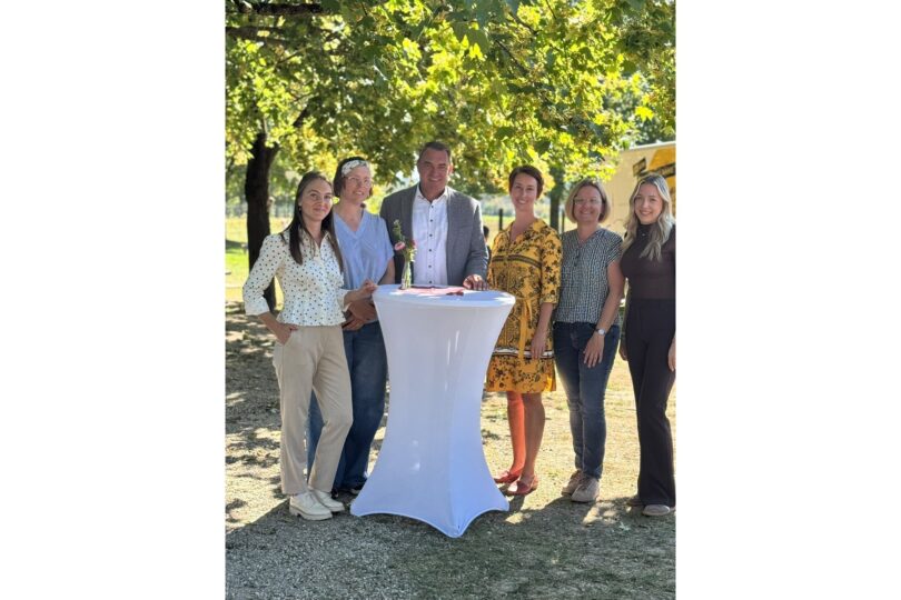 (v. l.) Theresa Wagenbauer, Annika Steer, Landrat Alfred Holzner, Dr. Elisabeth Sommer, Regina Königbauer und Laura Höschele beim Pflegefamilienfest des Landkreises Landshut