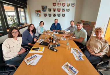Gemeinsam für mehr Prävention im Alltag, von links: Lena Obermayer (Gesundheitsregionplus Berchtesgadener Land), Dr. Helga Huber (Leiterin VHS Rupertiwinkel), Dr. Burkhild Knauth (Landratsamt BGL, Fachbereichsleitung Gesundheitswesen), Landrat Michael Koller, Urs-Albrecht Alberter (Landratsamt BGL, Geschäftsbereichsleitung Gesundheit und Verbraucherschutz), Johannes Sieger (Leiter VHS Berchtesgaden) und Christina Heimendahl (VHS Bad Reichenhall).