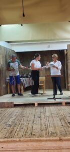 Gesprächsszene beim Proben der Theatergruppe.