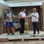Gesprächsszene beim Proben der Theatergruppe.