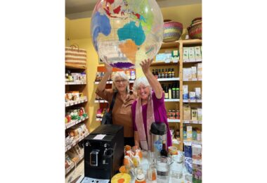 Von links: Angela Kind und Monica Lieschke vom Weltladen setzen sich vor Ort für faires Handeln ein.