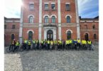 Teilnehmende der Hauptbereisung stehen mit ihren Fahrrädern vor dem Rosenheimer Rathaus
