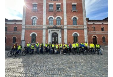 Teilnehmende der Hauptbereisung stehen mit ihren Fahrrädern vor dem Rosenheimer Rathaus