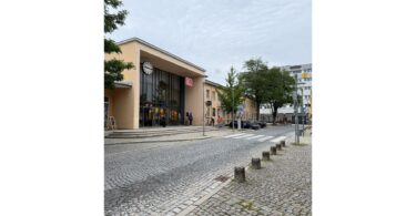 Der Bahnhofsvorplatz in Traunstein wird asphaltiert und deshalb in den Ferien eine Woche lang gesperrt.