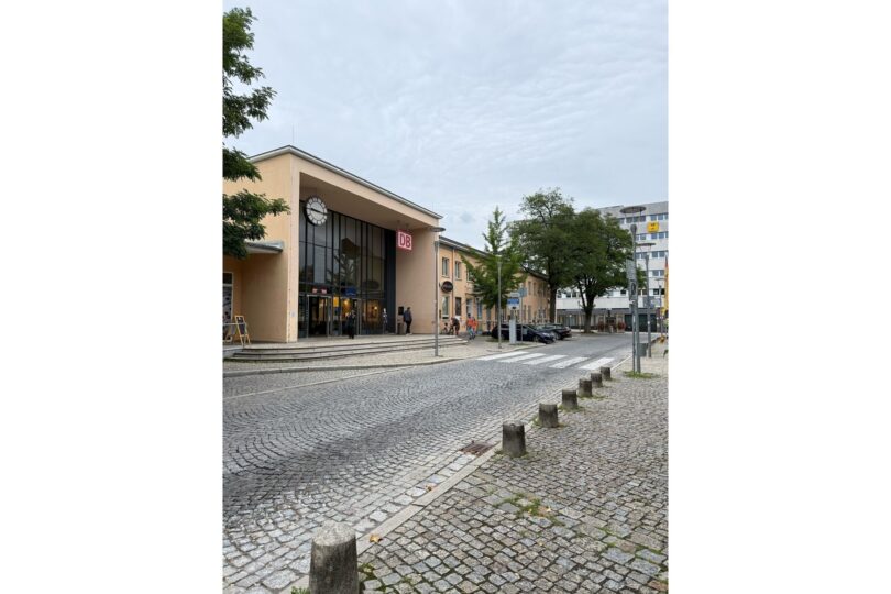 Der Bahnhofsvorplatz in Traunstein wird asphaltiert und deshalb in den Ferien eine Woche lang gesperrt.