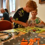 Vertieft bei der Arbeit: Kinder suchen die passenden Bausteine.