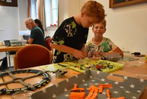 Vertieft bei der Arbeit: Kinder suchen die passenden Bausteine.
