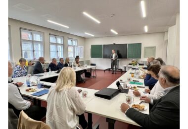 In einem der Klassenzimmer fand die Tagung der Oberbayerischen Schulräte statt.