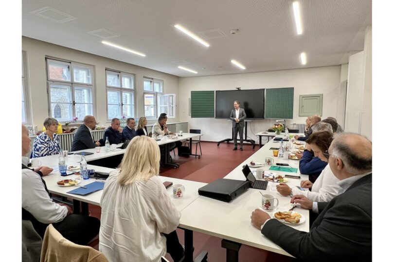 In einem der Klassenzimmer fand die Tagung der Oberbayerischen Schulräte statt.