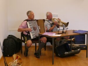 Toni Hauser und Bepperl Neumaier sorgten für zünftige musikalische Unterhaltung.