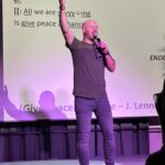 Klaus "Eddy" Ackermann schickt alle Sänger mit einer Friedens-Botschaft nach Hause.