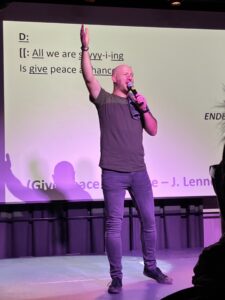 Klaus "Eddy" Ackermann schickt alle Sänger mit einer Friedens-Botschaft nach Hause.
