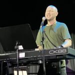 Klaus leitet nicht nur den großen Publikumschor, er singt und spielt auch hinreißend.