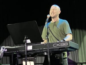 Klaus leitet nicht nur den großen Publikumschor, er singt und spielt auch hinreißend.