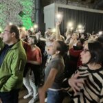 Mit Leib und Seele dabei: der große Publikumschor im Magazin 3.