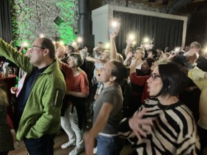 Mit Leib und Seele dabei: der große Publikumschor im Magazin 3.