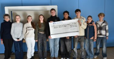 Die Klassensprecher der jetzt achten Klasse mit Angelika Drost ganz links
