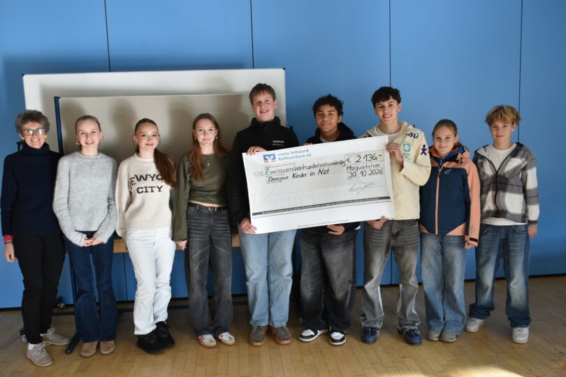 Die Klassensprecher der jetzt achten Klasse mit Angelika Drost ganz links