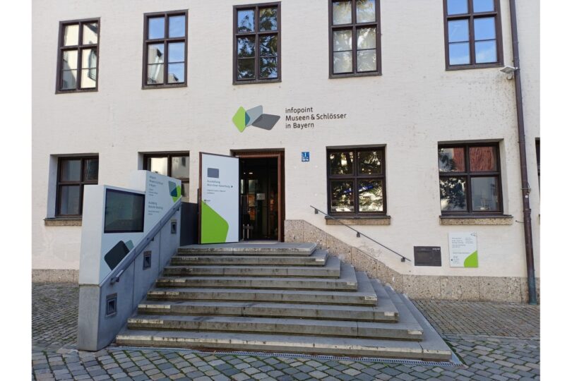 Im Infopoint Museen & Schlösser im Alten Hof in München präsentiert sich das Stadtmuseum Burghausen.