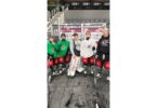 Jugendspieler der Starbulls Rosenheim vor der Bande im Stadion