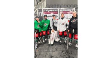 Jugendspieler der Starbulls Rosenheim vor der Bande im Stadion