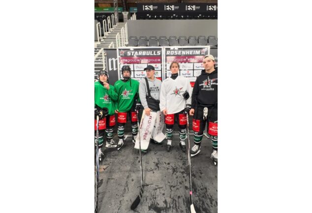 Jugendspieler der Starbulls Rosenheim vor der Bande im Stadion