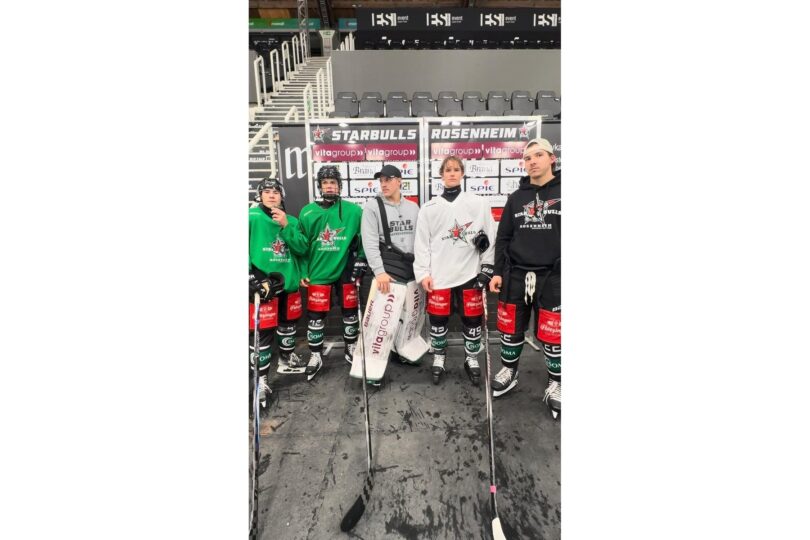 Jugendspieler der Starbulls Rosenheim vor der Bande im Stadion