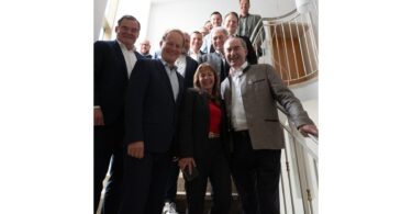 Vorne von rechts: Wirtschaftsminister Hubert Aiwanger, Andrea Degl (Bayerischer Landkreistag) und Landrat Robert Niedergesäß mit Mitgliedern des Ausschusses.