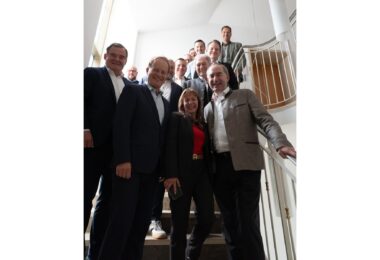 Vorne von rechts: Wirtschaftsminister Hubert Aiwanger, Andrea Degl (Bayerischer Landkreistag) und Landrat Robert Niedergesäß mit Mitgliedern des Ausschusses.
