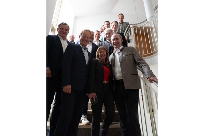 Vorne von rechts: Wirtschaftsminister Hubert Aiwanger, Andrea Degl (Bayerischer Landkreistag) und Landrat Robert Niedergesäß mit Mitgliedern des Ausschusses.