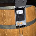 Stempelkissenbox am Fass zur symbolischen Bestätigung der Etappe.