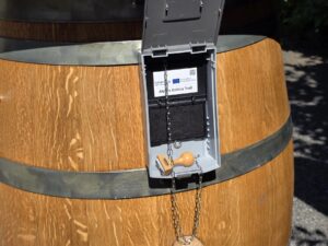 Stempelkissenbox am Fass zur symbolischen Bestätigung der Etappe.