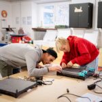 Manuel Hohenester, Leiter der Werkstatt am Schülerforschungszentrum, mit einem Teilnehmenden beim Bau einer Zeichenmaschine.