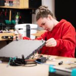 Eine Teilnehmende bei der Arbeit an ihrer Zeichenmaschine.
