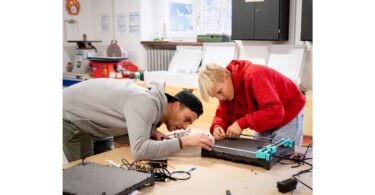 Manuel Hohenester, Leiter der Werkstatt am Schülerforschungszentrum, mit einem Teilnehmenden beim Bau einer Zeichenmaschine.