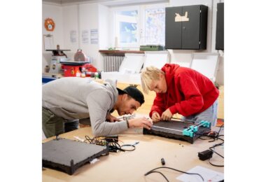 Manuel Hohenester, Leiter der Werkstatt am Schülerforschungszentrum, mit einem Teilnehmenden beim Bau einer Zeichenmaschine.