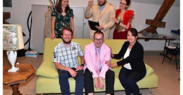 Ensemble des Theater Rosenheim bei den Proben zur Boulevardkomödie