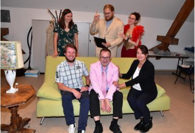 Ensemble des Theater Rosenheim bei den Proben zur Boulevardkomödie