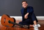 Thibaut Garcia entspannt neben seiner Gitarre