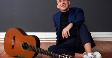 Thibaut Garcia entspannt neben seiner Gitarre