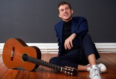 Thibaut Garcia entspannt neben seiner Gitarre