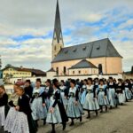 Kirchenzug der Trachtenvereine vor der Siegsdorfer Pfarrkirche.