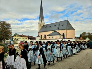 Kirchenzug der Trachtenvereine vor der Siegsdorfer Pfarrkirche.