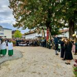 Zum Lied vom «Guten Kameraden» senkten sich die Fahnen vor dem Kriegerdenkmal.