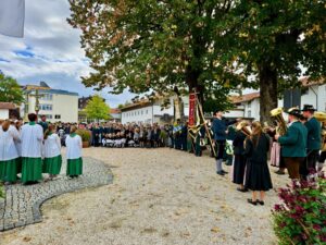 Zum Lied vom «Guten Kameraden» senkten sich die Fahnen vor dem Kriegerdenkmal.