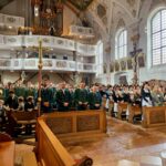 Mehr als 200 Trachtler füllten die Siegsdorfer Pfarrkirche.