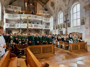 Mehr als 200 Trachtler füllten die Siegsdorfer Pfarrkirche.