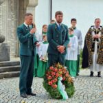 Die Vorstände Michael Mader (Heutau) und Martin Gimpl legen am Kriegerdenkmal einen Kranz nieder.