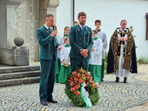 Die Vorstände Michael Mader (Heutau) und Martin Gimpl legen am Kriegerdenkmal einen Kranz nieder.