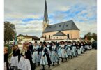 Kirchenzug der Trachtenvereine vor der Siegsdorfer Pfarrkirche.